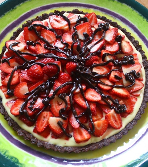 Strawberry tart with a almond chocolate crust